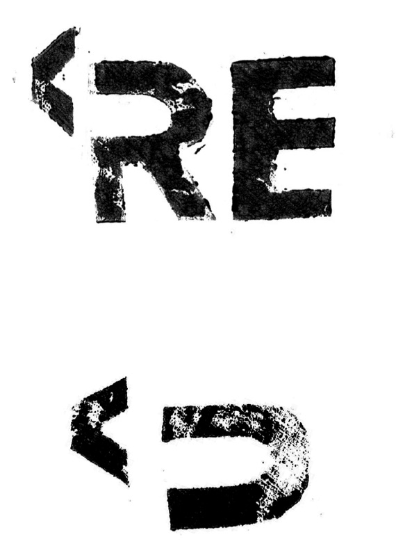 Logo RE a zkrácená značka otištěné černou barvou